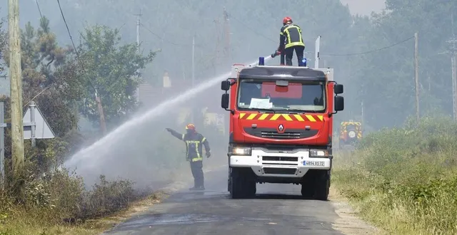photo  ce mardi 19 juillet 2022, en début d’après-midi, le feu sévit toujours dans les environs de mulsanne, au sud du mans (sarthe). le vent ayant tourné en direction de ruaudin, le domaine des charmeuses a été évacué. une soixantaine d’habitations sont concernées.  &copy;  lorenzo vergari morelli 