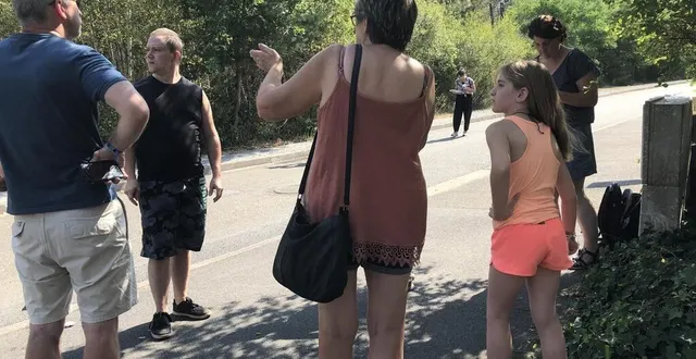 photo  des riverains d’une zone boisée encore en feu discutent ce mardi 19 juillet en fin de matinée dans le quartier des rochères à mulsanne.  &copy;  le maine libre 