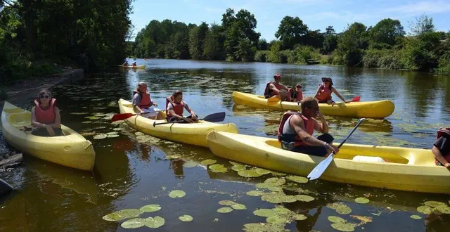 photo  parmi les activités les plus prisées dans le thouarsais, les balades en canoë sont incontournables pour en savoir plus sur la rivière.  &copy;  archives co 