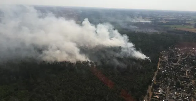 photo  plus de 100 hectares sont partis en fumée au sud du mans suite à l’incendie qui s’est déclenché lundi 18 juillet 2022.  &copy;  sapeurs-pompiers de la sarthe 