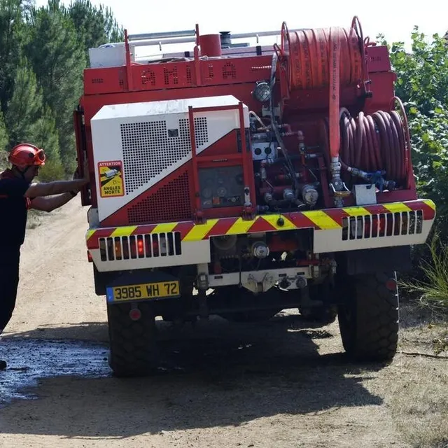 photo les sapeurs-pompiers de la sarthe, sur l’incendie de mulsanne, mardi 19 juillet 2022.  ©  lorenzo vergari morelli