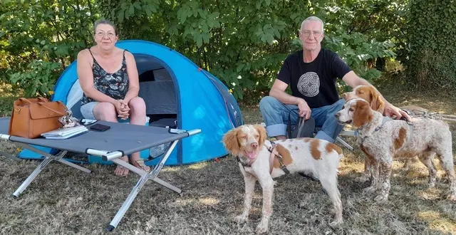 photo  nathalie et luc, de téloché (sarthe), ont amené leurs trois chiens avec eux et ont cherché où s’abriter. ils ont tourné 1 h, lundi soir, avant que des pompiers leur indiquent la présence du point de rassemblement à la salle édith-piaf, à mulsanne.  &copy;  ouest-france 