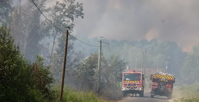 photo  les sapeurs-pompiers en pleine intervention à mulsanne et teloché face aux gros incendies qui touchent le sud du mans, ce mardi 19 juillet 2022.  &copy;  ouest-france 