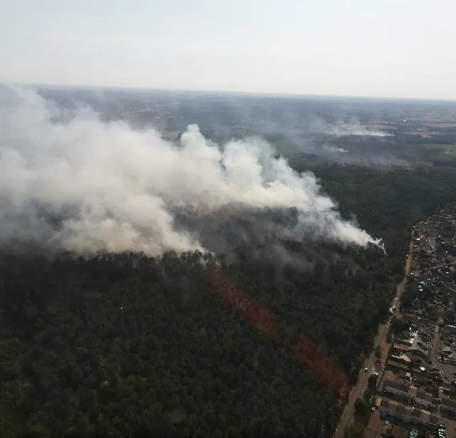 photo ce mardi 19 juillet 2022, plus de 180 hectares ont été détruits dans un incendie au sud du mans à mulsanne, teloché et ruaudin. ici, une vue aérienne aux sorinières à teloché.  ©  sapeurs-pompiers de la sarthe