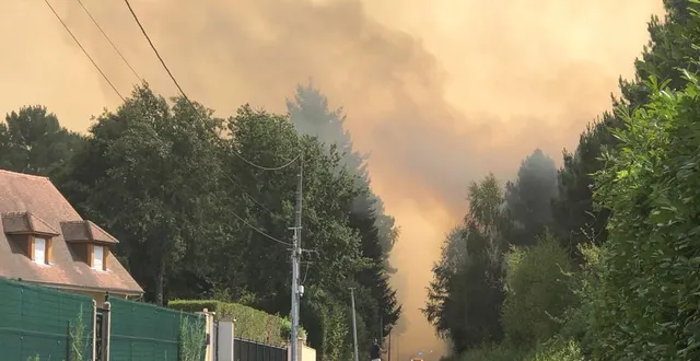 photo  hier soir, l’incendie n’était toujours pas maîtrisé malgré les nombreux effectifs déployés.  &copy;  le maine libre -yvon loue 