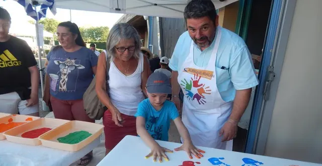 photo  réalisation d’une fresque à base d’empreintes de mains.  &copy;  le maine libre 