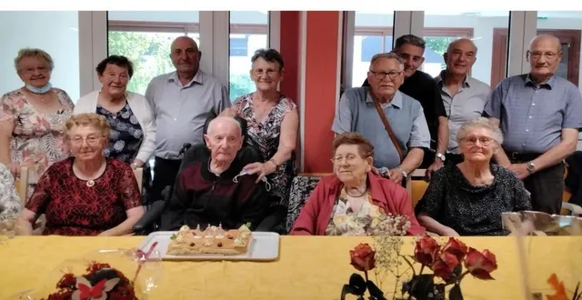 photo  gaston lefeuvre entouré de ses proches.  &copy;  le maine libre 