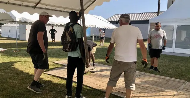 photo  sirimadjan (au centre) est l’un des bénévoles du festival art sonic, à flers, dans l’orne.  &copy;  ouest-france 