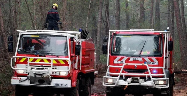 photo  ce mercredi 20 juillet 2022, les sapeurs-pompiers sarthois bénéficient du concours de la pluie, pour éteindre l'incendie qui sévit au sud du mans (sarthe).  &copy;  ouest-france 