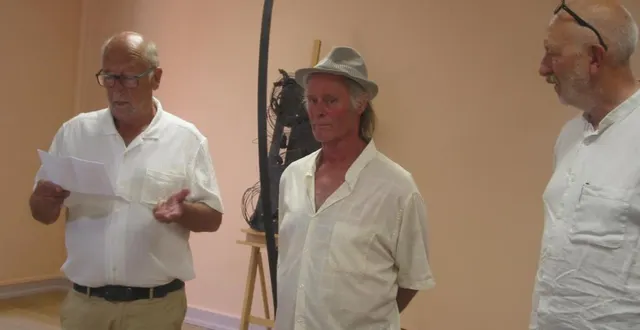 photo  le sculpteur pépito a été accueilli par le maire, gérard rosé et pierrick bigot.  &copy;  ouest-france 