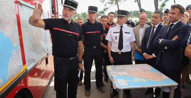 photo  emmanuel macron, accompagné du ministre de l’intérieur gérald darmanin, a rencontré les pompiers au poste de commandement de campagne de la test-de-buch, près d’arcachon, dans le sud-ouest de la france, mercredi 20 juillet 2022.  &copy;  bob edme / pool / afp 