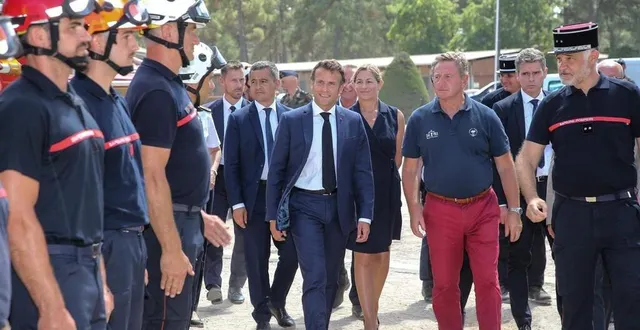 photo  emmanuel macron, accompagné du ministre de l’intérieur gérald darmanin, s'est rendu à la teste-de-buch, dans le sud-ouest de la france, pour les incendies en gironde, mercredi 20 juillet 2022.  &copy;  bob edme / pool / afp 