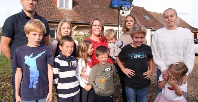 photo  la famille gachot et ses dix enfants de thorée-les-pins seront sur m6 tous les jours à partir du 8 août.  &copy;  m6 / olivier dorain 