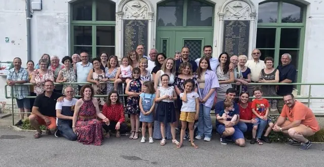 photo  de belles retrouvailles autour de l’arbre généalogique de la famille jodeau.  &copy;  jacky jodeau 