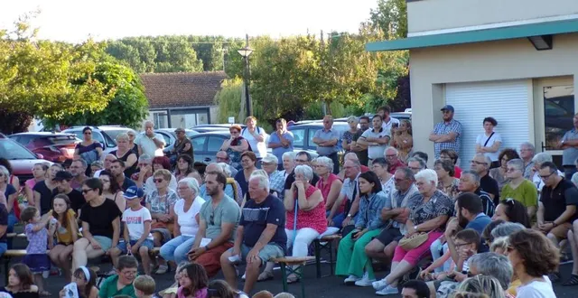 photo  un très nombreux public s’est installé devant la salle des fêtes pour applaudir les artistes.  &copy;  le maine libre 