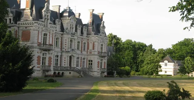 photo  la sarthe compte des dizaines et des dizaines de château typiques de la région. ici, le château de la bruère-sur-loir.  &copy;  archives 