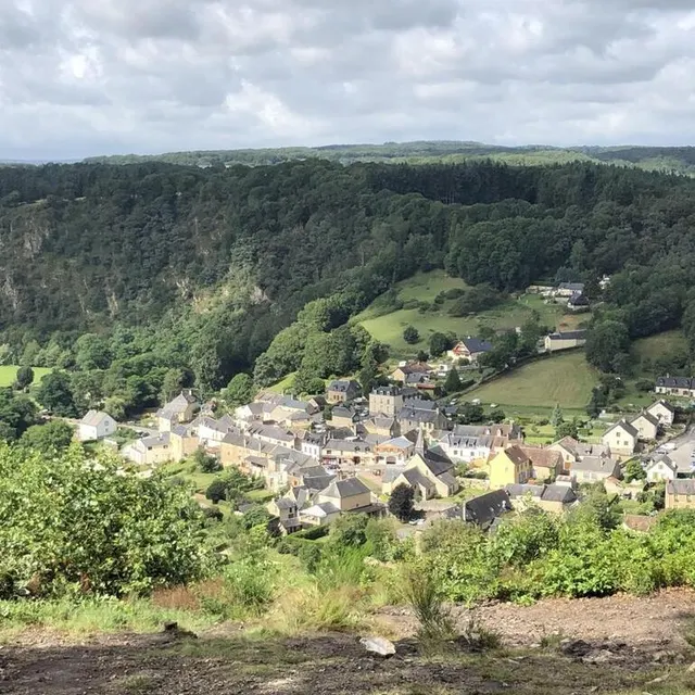 photo en seulement quelques minutes, le village se révèle depuis le haut fourché (217 mètres).  ©  archives le maine libre