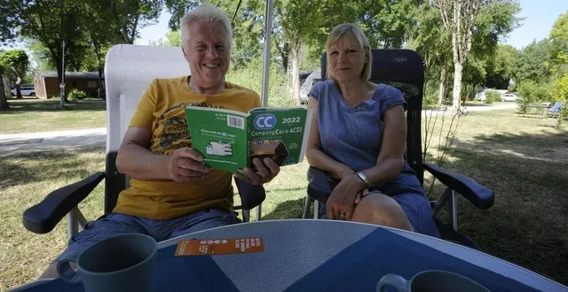 photo  coulon, camping de la venise verte, mercredi 15 juin 2022. frank et greta, de belgique, ont profité des réductions proposées dans camping card acsi pour séjourner dans le marais poitevin. un choix qu’ils ne regrettent pas.  &copy;  co – christophe bernard 