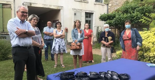 photo  les premiers à tester la balade sonore avec les explications en amont pour ne pas se perdre !  &copy;  le maine libre 