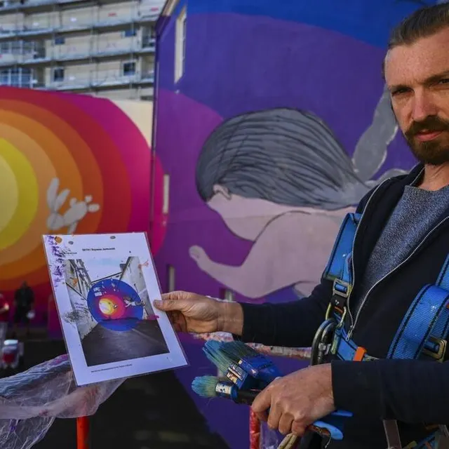 photo seth, lors de la réalisation de son œuvre.  ©  archives le maine libre – denis lambert