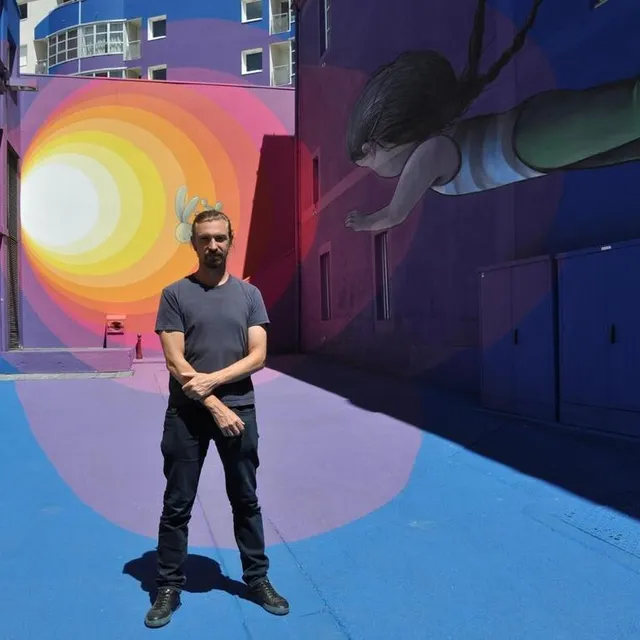 photo julien malland, alias seth, devant son œuvre terminée, impasse jankowski.  ©  archives le maine libre