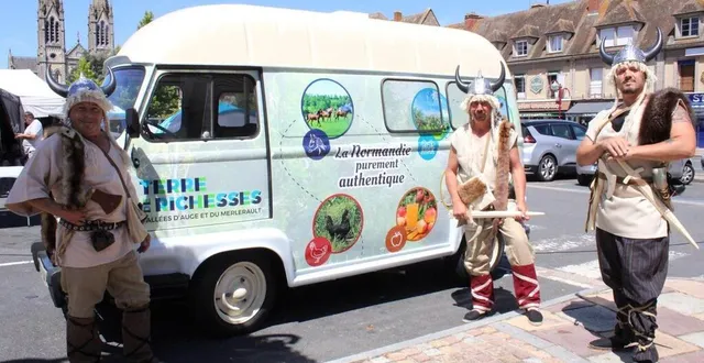 photo  des vikings de la comédie musicale rollon ou le rêve mystérieux, avec l’estafette qui promeut ce territoire représentant une normandie purement authentique.  &copy;  ouest-france 