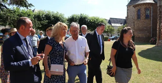 photo  dominique faure en compagnie de daniel coudreuse, le maire de brûlon et président de lbn communauté.  &copy;  ouest-france 