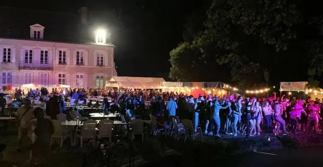 photo  la soirée dansante après le feu d’artifice a réuni de très nombreux fêtards jusque très tard dans la nuit.  &copy;  ouest-france 