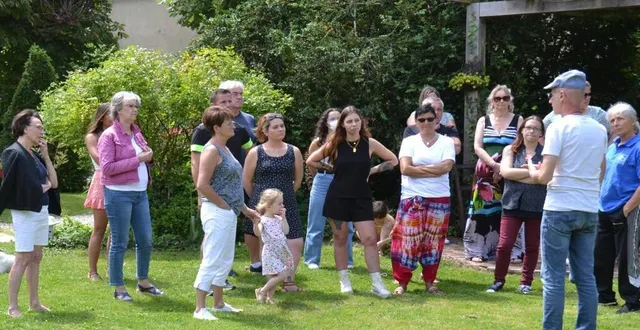 photo  hervé frêlon (de dos à droite) décrit la mise en scène du défilé aux futurs participants.  &copy;  ouest-france 
