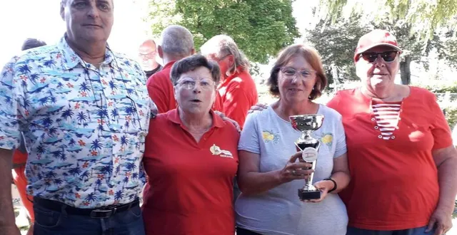 photo  aux côtés du maire, l’équipe féminine locale qui est qualifiée pour les régionaux.  &copy;  le maine libre 