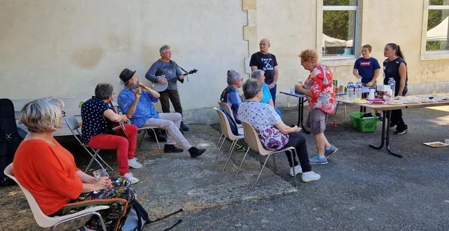 photo  une petite halte musicale à l’ombre..  &copy;  le maine libre 