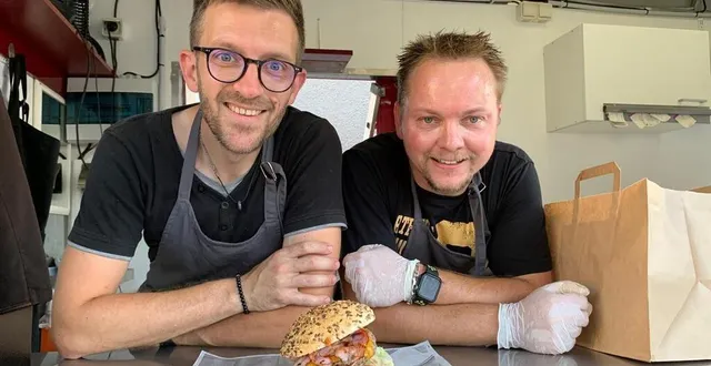 photo  julien theotine et stéphane heckli proposent leurs burgers à bord de leur food truck ambulant, dans quatre communes du sud sarthe.  &copy;  ouest-france 