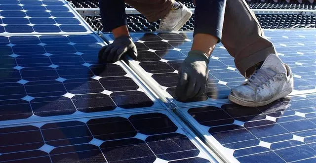 photo  les panneaux solaires vont se développer sur les toits des bâtiments municipaux.  &copy;  archives ouest-france. 