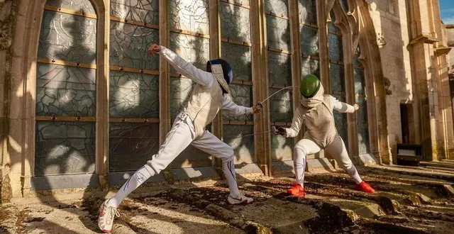 photo  les escrimeurs d’alençon (orne) se mettent en scène en haut de la basilique.  &copy;  olivier héron 