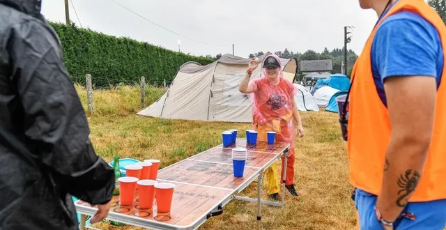 photo  à briouze, en attendant le début d’art sonic, les festivaliers jouent au beer-pong, au camping.  &copy;  martin roche/ouest-france 