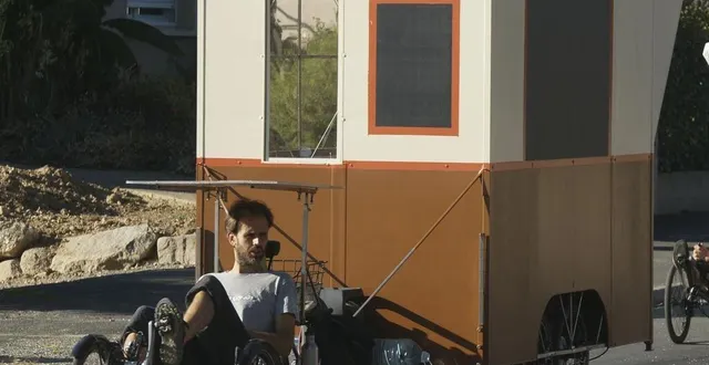 photo  premiers coups de pédale pour gaylord voituron afin de tester la rosalotte attelée au trike (vélo couché à trois roues), dans les rues de neuvy-en-mauges.  &copy;  ouest-france 