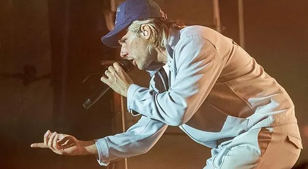 photo  orelsan n’a pas failli à sa réputation de performeur sur scène.  &copy;  martin roche / ouest-france 