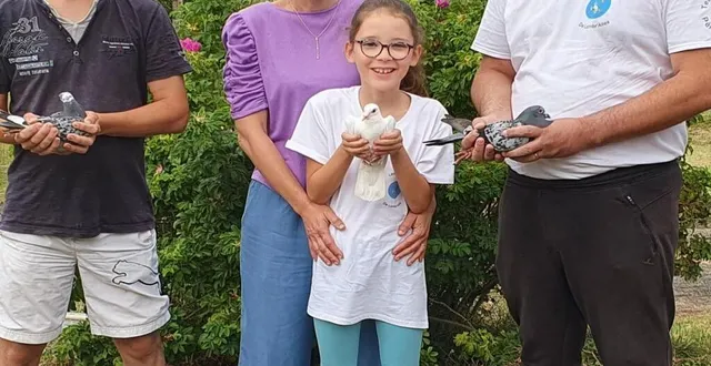 photo  aux côtés de julien chedhomme (à gauche), la jeune louise est couvée par sandrine, sa maman et flavien, son papa.  &copy;  ouest-france 