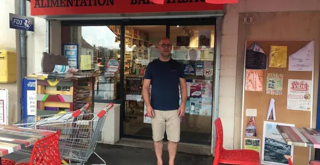 photo  xavier froger devant l’épicerie le bruant. il propose à la vente des produits originaux, ainsi qu’une large gamme de produits bio et locaux. mais aussi des cadeaux pour toutes occasions…  &copy;  ouest-france 