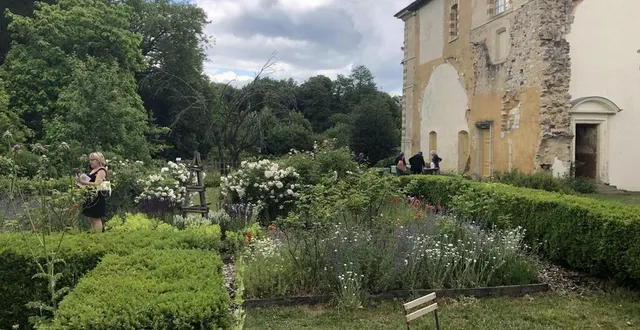 photo  tuffé, le 5 juin 2022. le clos de marie, un des jardins de l’abbaye situé au centre du cloître. un endroit où l’on peut se poser et voir les traces médiévales sur le pavillon.  &copy;  le maine libre 