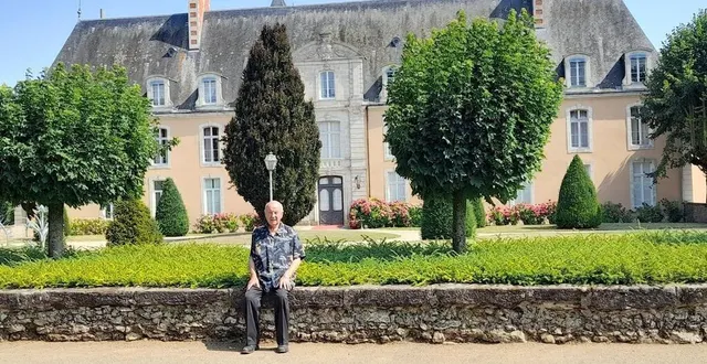 photo  michel després n’éprouve aucun regret à quitter son château : « je sais que mon fils va bien continuer ! j’ai totale confiance. »  &copy;  ouest-france 