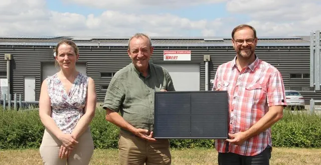 photo  de gauche à droite, hélène tesson, ingénieure, philippe auvray, président du te 61, fabrice mazurier, dirigeant de l’entreprise solesens devant la maison des entreprises de la cdc.  &copy;  ouest-france 