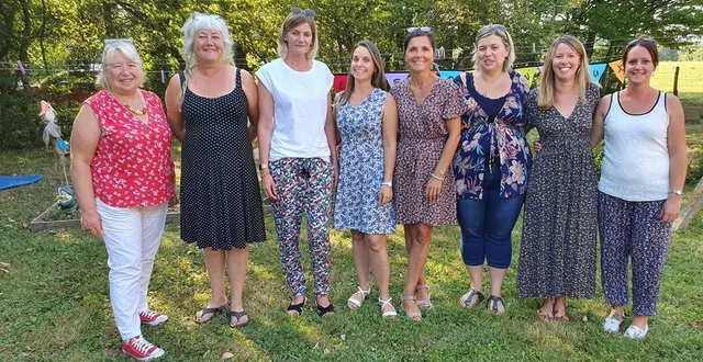 photo  directrice du centre larès, anne pichard (à gauche) est aux côtés de valérie ganot, directrice des queniaux et son équipe.  &copy;  ouest-france 