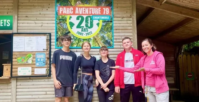 photo  la chapelle-saint-étienne, vendredi 22 juillet. le parc aventure 79 a déjà accueilli sa 10 000e aventurière. il s’agit de malorie noirault (deuxième en partant de la gauche).  &copy;  parc aventure 79 