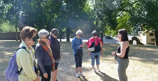 photo  entrée du château de bressuire, mercredi 20 juillet. les cinq amies ont pu toucher différents objets faisant lien avec le lieu.  &copy;  co – valentin baudin 