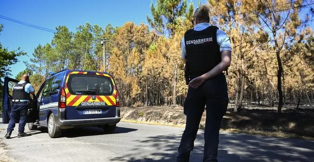 photo  ce dimanche 24 juillet, les gendarmes contrôlent de nombreux accès routiers à la forêt incendiée au sud du mans.  &copy;  le maine libre – denis lambert 
