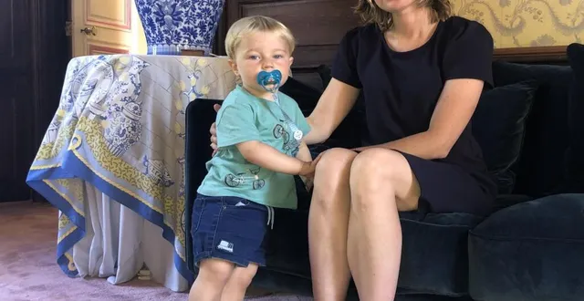 photo  ksenya et son fils charles-césar, un an et demi, dans le salon du château de lauresse : « j’ai toujours voulu habiter en france ».  &copy;  le maine libre 