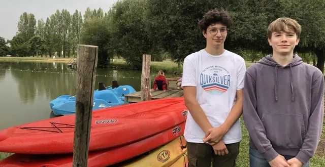 photo  hugo lenoble et baptiste bauchet sont là pour entretenir le camping et accueillir les usagers du plan d’eau.  &copy;  le maine libre 