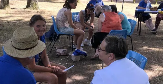 photo  en équipes, le quiz est « sympa ». un jeu d’été idéal, comme ici à lombr’en fête.  &copy;  le maine libre 