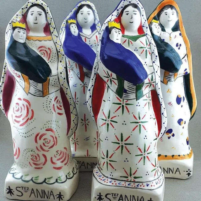 SainteAnned’Auray. Des statuettes en faïence à l’effigie de sainte